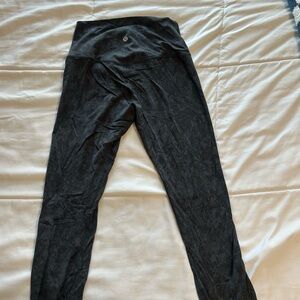 Lululemon Athletica gray/black snakeskin print Leggings